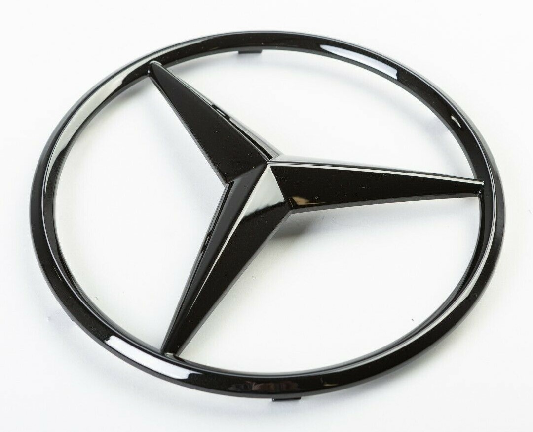 Звезда Mercedes впереди глянцевого черного цвета