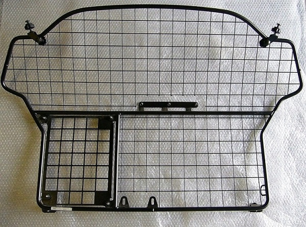 Разделительная решетка, включая дверной сегмент