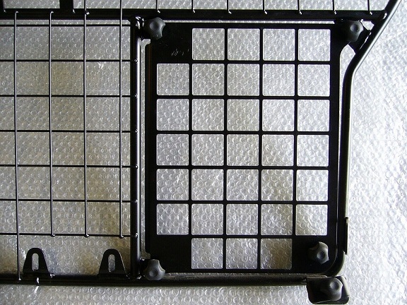 Разделительная решетка, включая дверной сегмент